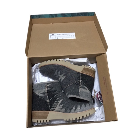 Bionica Candia Shearling Boots in Grey Pattern 6.5M, New - Picture 11 of 11